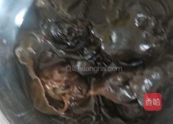 木耳炒白菜片的做法图解1