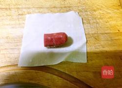 馄饨皮烤香肠的做法图解2