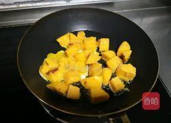 鸡蛋炒馒头丁的做法图解6