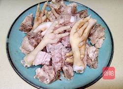 茶树菇排骨鸡爪汤的做法图解3