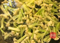 香肠炒花菜的做法图解2