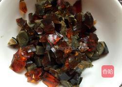 皮蛋拌豆腐的做法图解2