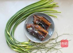 蒜苔炒腊肉的做法图解1