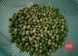 豌豆炒胡萝卜的做法图解3