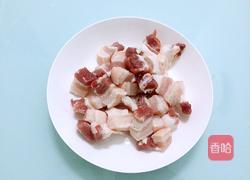 红烧肉炖土豆的做法图解1