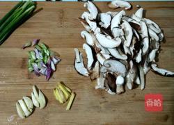 香菇鸡汤面的做法图解2