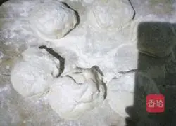 Illustration of how to make cabbage and potato buns 3