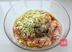 猪肉酸菜水饺的做法图解4