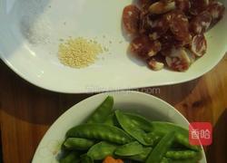 荷兰豆炒香肠的做法图解1