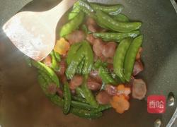 荷兰豆炒香肠的做法图解3