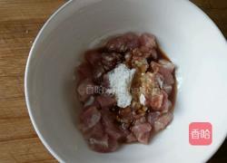 玉米豌豆炒肉的做法图解3