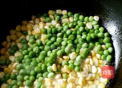 玉米炒豌豆的做法图解3