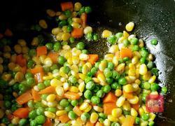 玉米炒豌豆的做法图解4