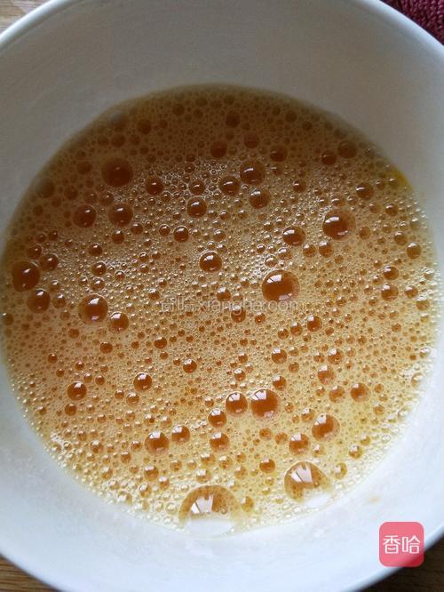 打成蛋液，加一点温开水，盖上一张薄膜纸，上面插几个小洞，上锅蒸10分钟