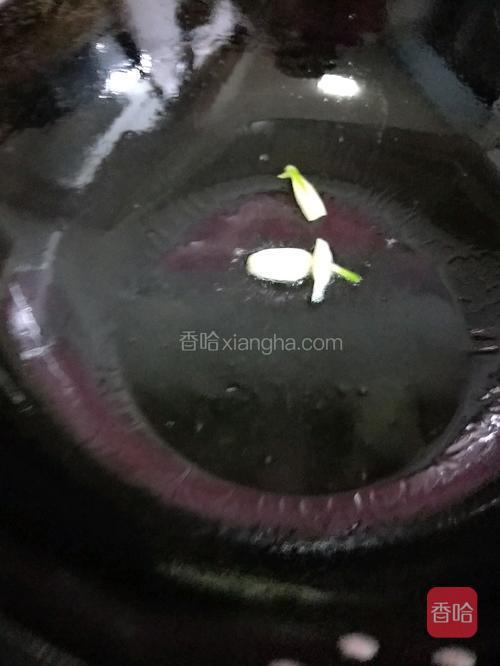 准备好的大蒜片，下油锅煸一下