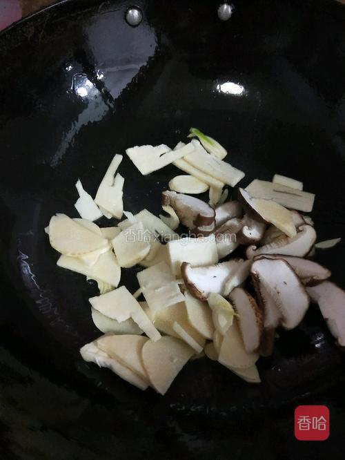 倒入笋片，蘑菇炒一下