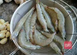 Illustration of how to make spicy shrimps in Qinxiang dry pot 2