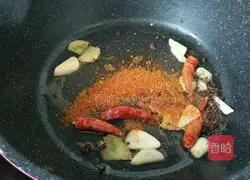 Illustration of how to make spicy shrimps in Qinxiang dry pot 10