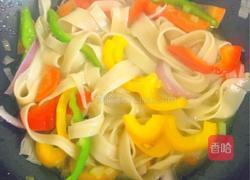 三椒炒冷面的做法图解7