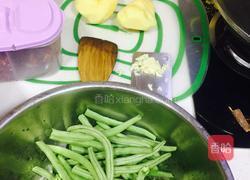 排骨土豆炖豆角的做法图解2