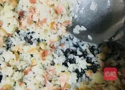 Illustration of how to make bacon and egg fried rice 16