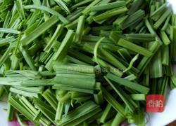 蒜苗炒鸡蛋的做法图解1
