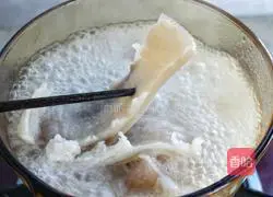 Illustration of how to stir-fry pork skin with onions and peppers 2