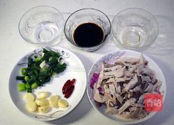 遇见小酱炒鸡肉的做法图解1