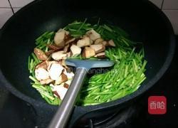 蒜苗炒鸡蛋香干的做法图解7