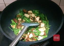 蒜苗炒鸡蛋香干的做法图解8