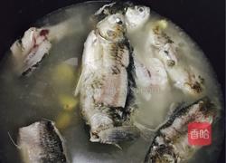 鲫鱼奶白菜汤的做法图解4