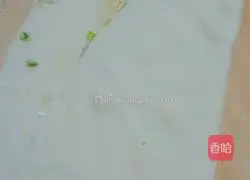 Illustration of how to make scallion layer cake 8