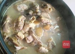 板栗炖鸡的做法图解1