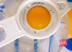 Illustration of how to make eight-inch honey chiffon cake 3