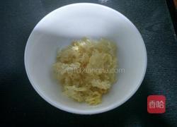 桂圆莲子银耳羹的做法图解2