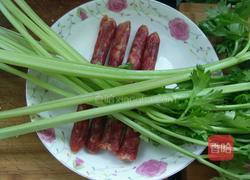 芹菜炒腊肠的做法图解1