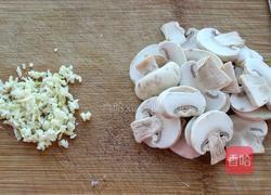 黑椒蘑菇培根炒意面的做法图解4