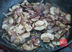 黑椒蘑菇培根炒意面的做法图解8