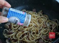 黑椒蘑菇培根炒意面的做法图解11