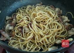 黑椒蘑菇培根炒意面的做法图解12