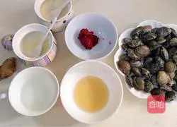 Illustration of how to make fried clams with red glutinous rice 1