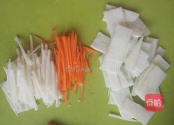 白萝卜鲫鱼汤的做法图解2