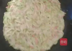 Zucchini and ham pancakes are crispy on the outside and tender on the inside.Illustrated recipe 7 that babies love to eat