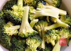 西兰花炒木耳的做法图解2