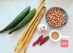 黄瓜拌腐竹花生米的做法图解1