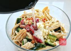 黄瓜拌腐竹花生米的做法图解9