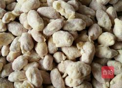 香酥糖衣花生的做法图解1