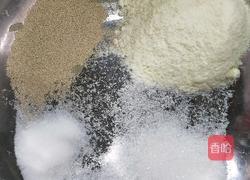 蛋黄椰蓉包的做法图解1