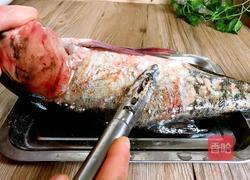 泡椒豇豆烧全鱼的做法图解1