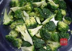 西兰花炒肉的做法图解1